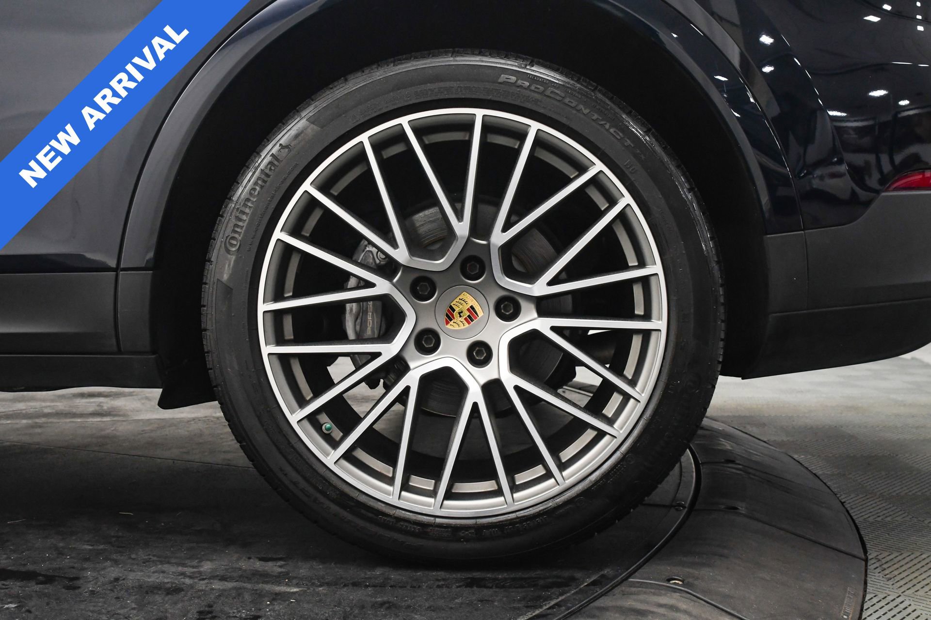 Used 2023 Porsche Cayenne Platinum Edition image 32