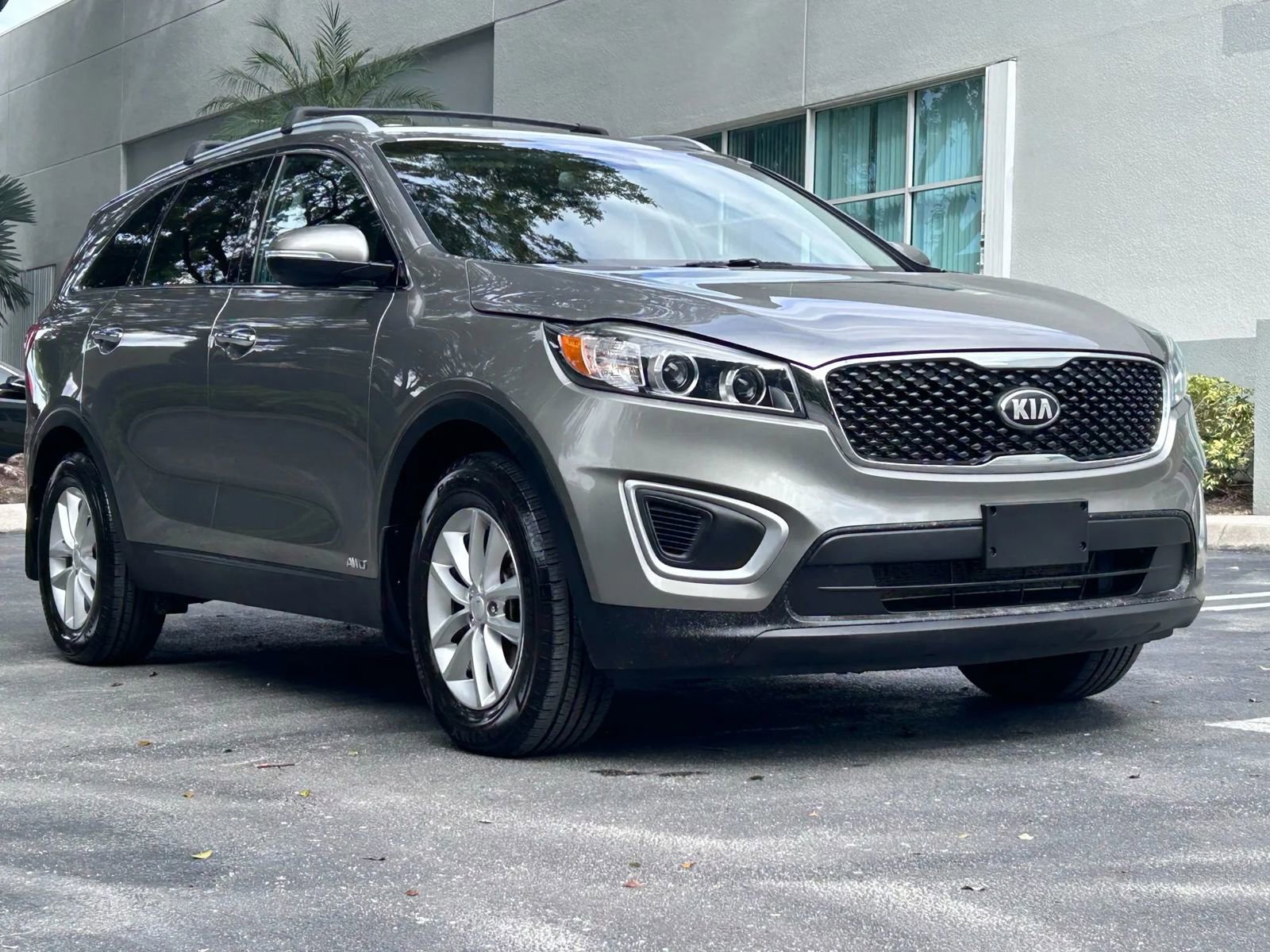 Used 2017 Kia Sorento LX w/ LX Convenience Package image 3