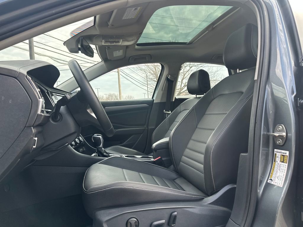 Certified 2024 Volkswagen Jetta SE image 3