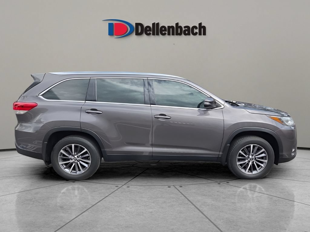 Used 2019 Toyota Highlander XLE w/ Carpet Mat Package (TMS) AWD/4WD image 6