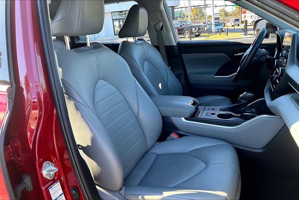 Used 2021 Toyota Highlander XLE image 29