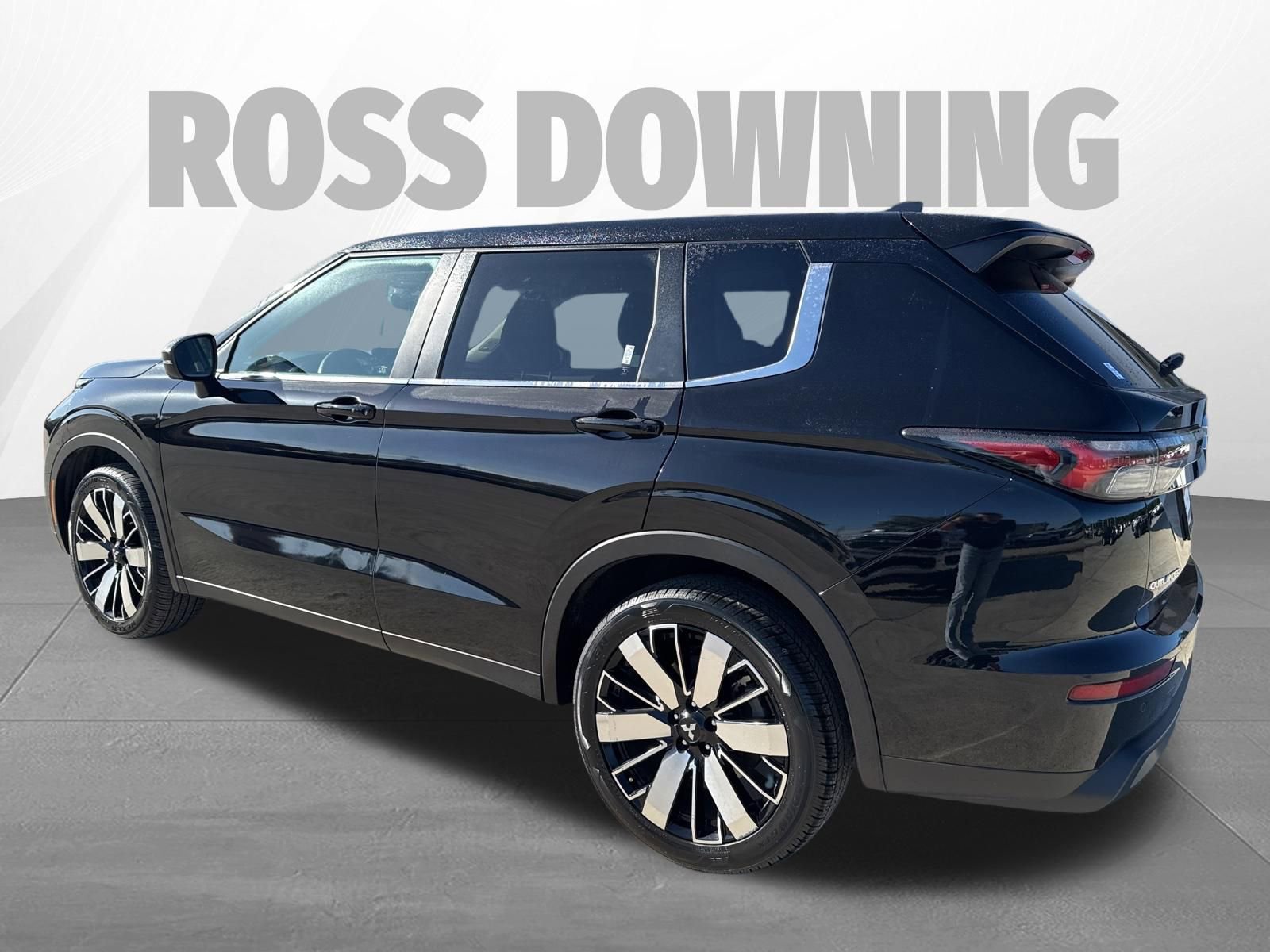 Used 2025 Mitsubishi Outlander SE image 4