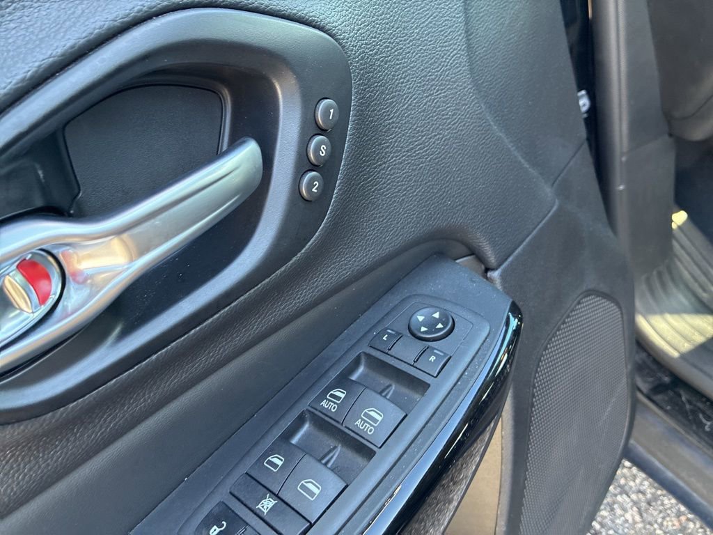 Used 2023 Jeep Cherokee Altitude Lux w/ Lux Elite Package image 13