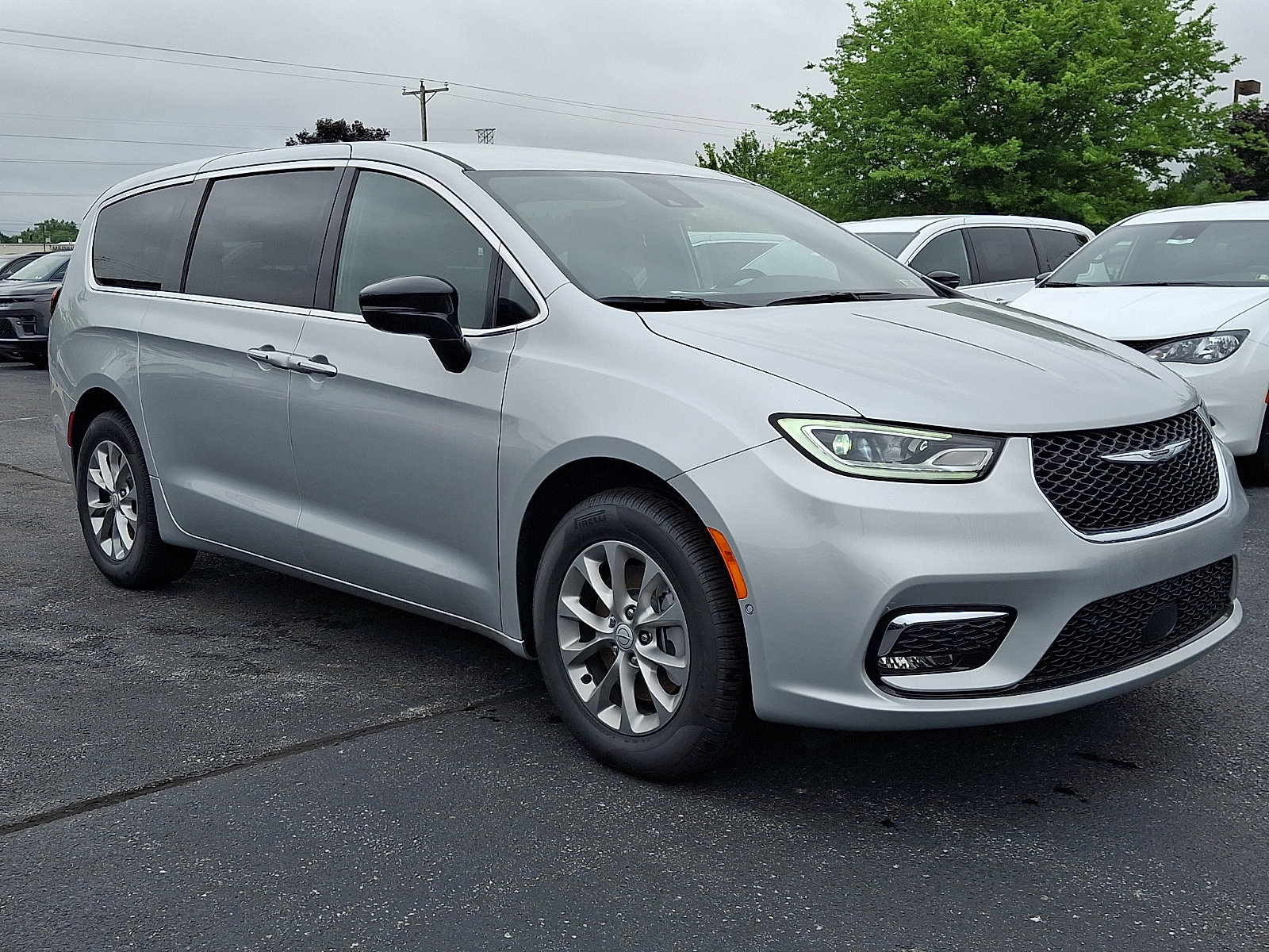 New 2026 Chrysler Pacifica Select AWD/4WD image 2
