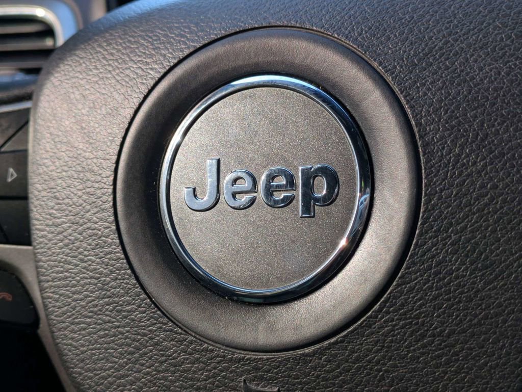 Used 2021 Jeep Grand Cherokee Laredo image 35
