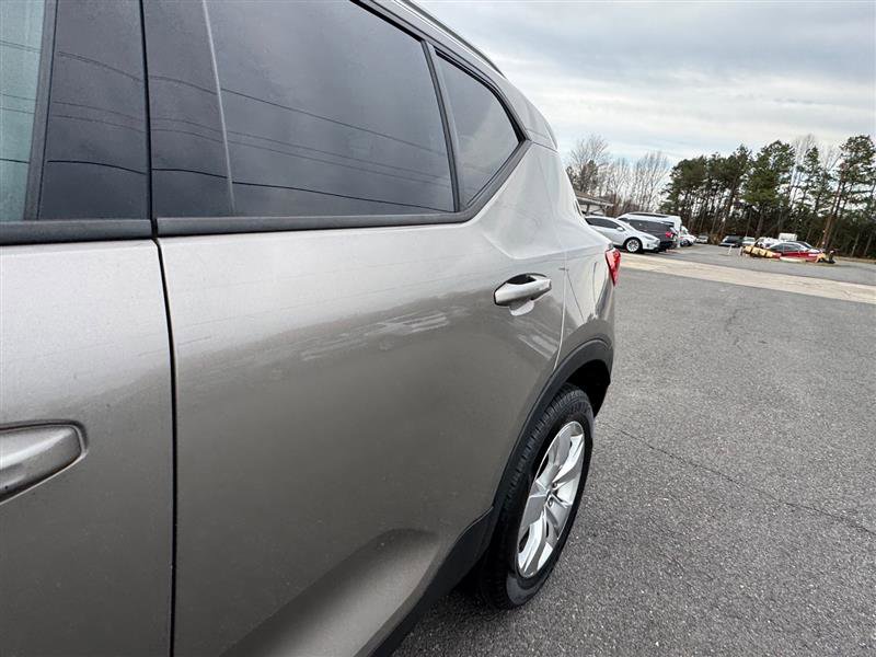 Used 2022 Volvo XC40 T4 Momentum FWD image 17
