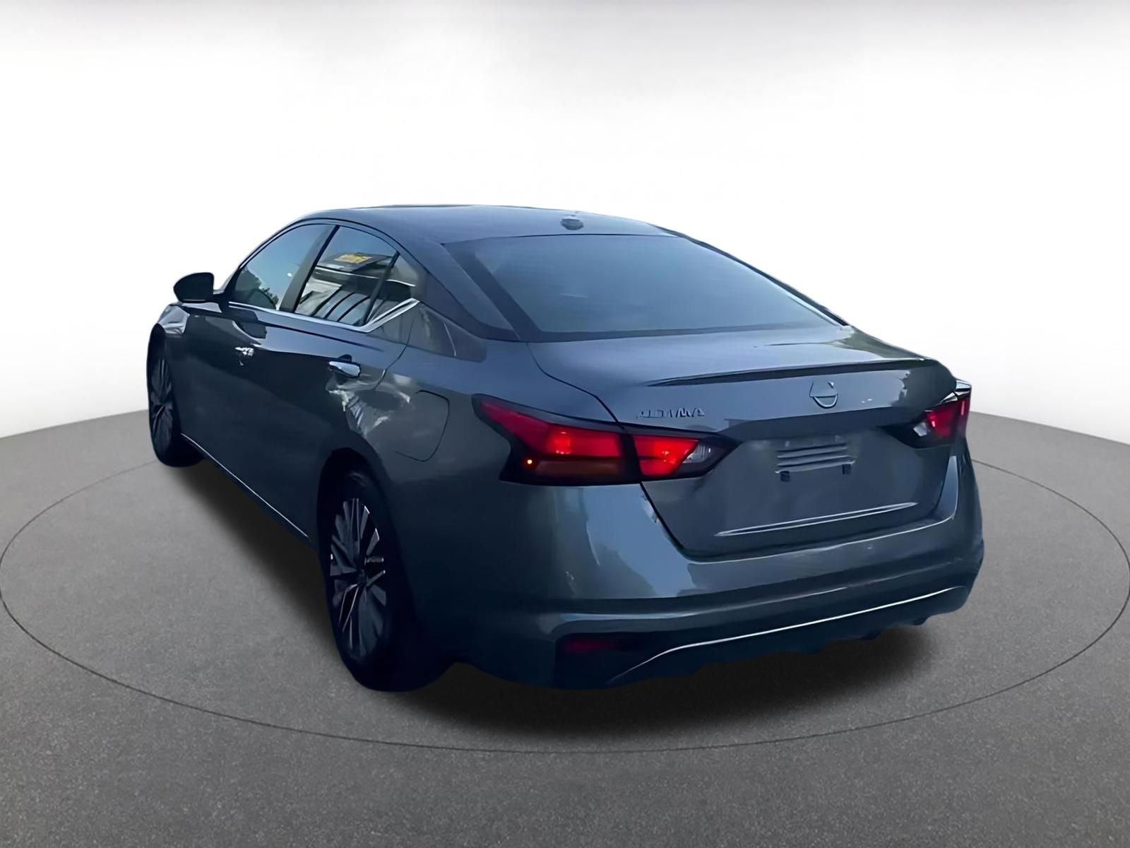 Used 2025 Nissan Altima 2.5 SV FWD image 10