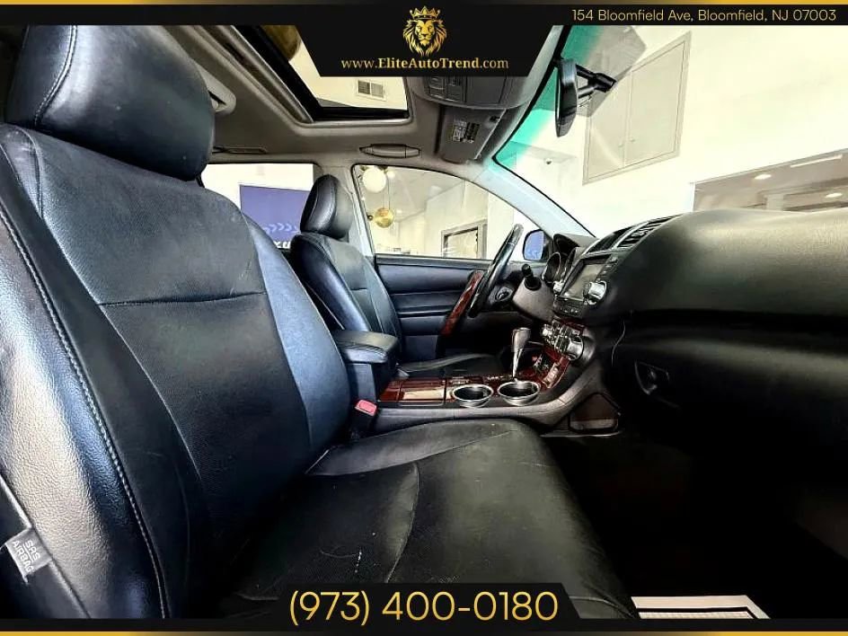 Used 2012 Toyota Highlander Limited w/ Tow Pkg image 19