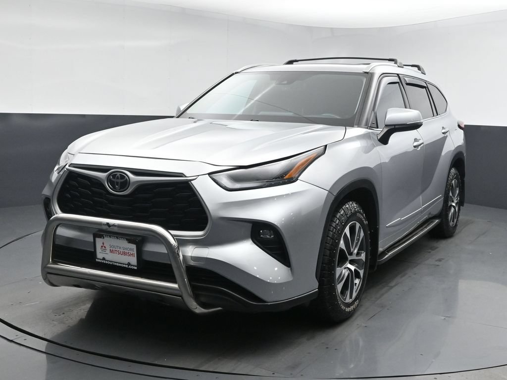 Used 2022 Toyota Highlander XLE AWD/4WD image 21