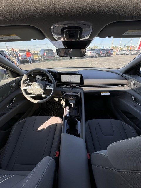 Used 2025 Hyundai Elantra SEL image 17