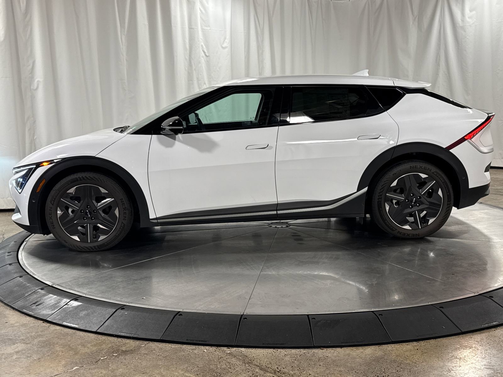 New 2025 Kia EV6 Light w/ Light LR Technology Package AWD/4WD image 8