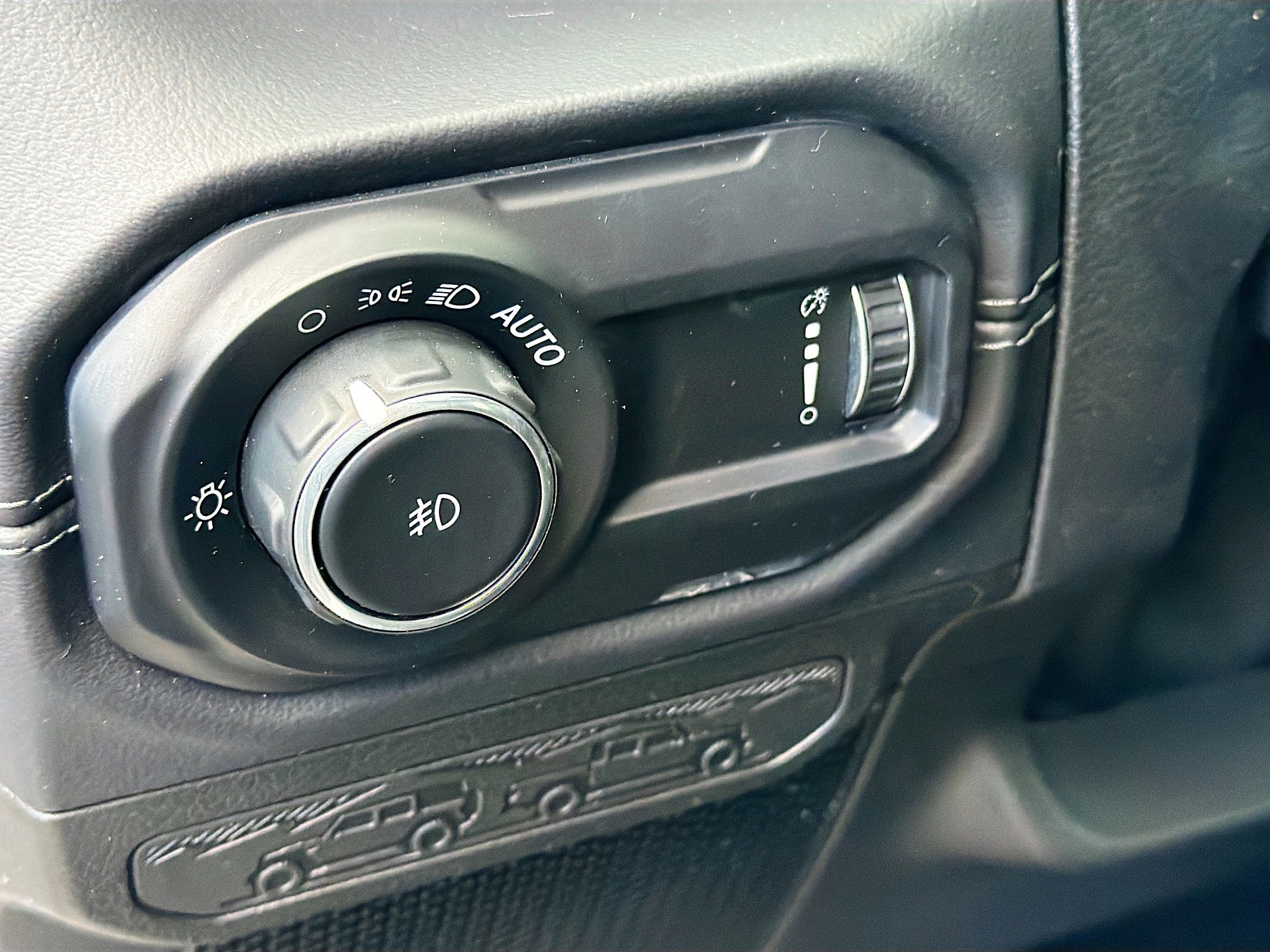 Used 2025 Jeep Wrangler Sahara image 32