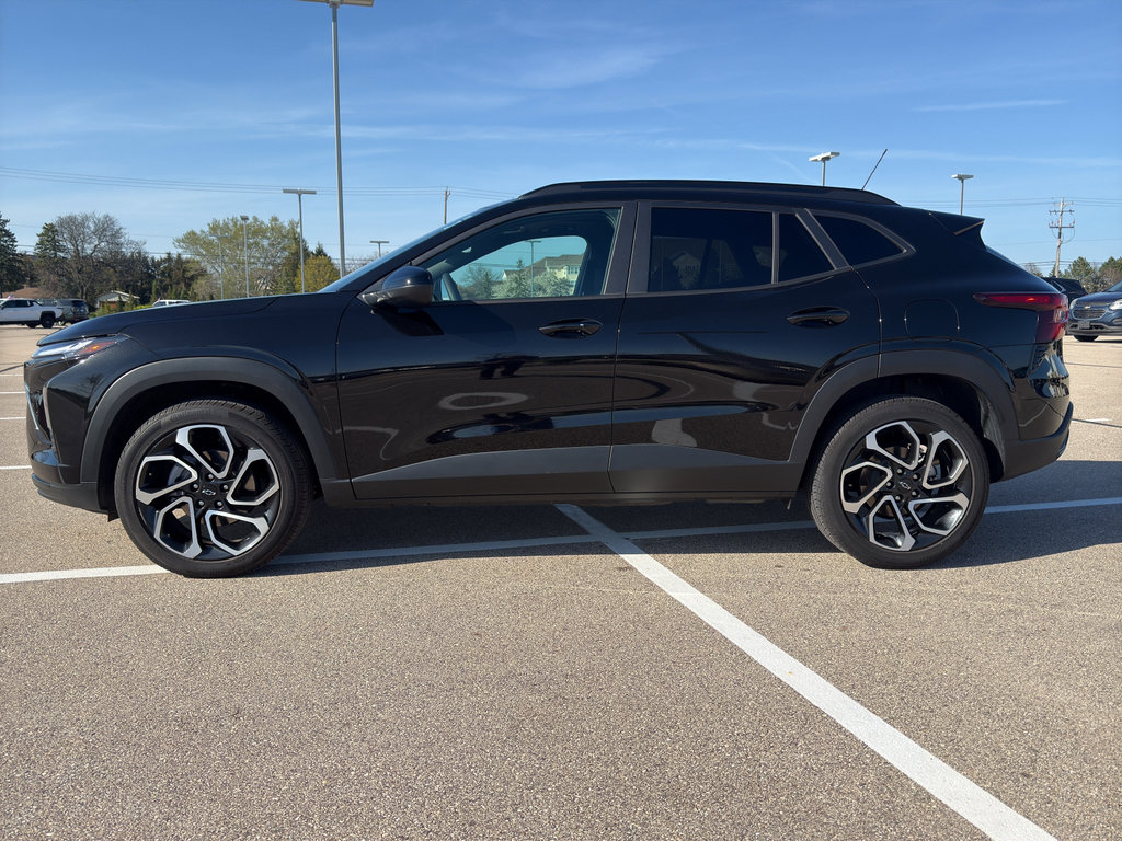 Used 2025 Chevrolet Trax RS w/ Sunroof Package image 2