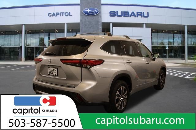 Used 2022 Toyota Highlander XLE AWD/4WD image 4