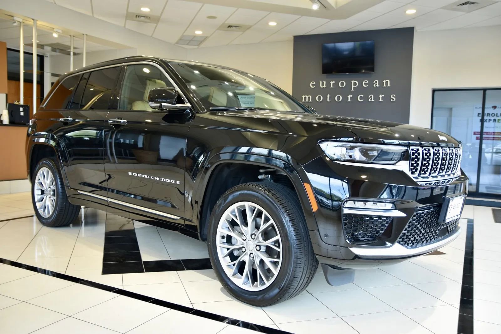 Used 2025 Jeep Grand Cherokee Summit AWD/4WD image 1