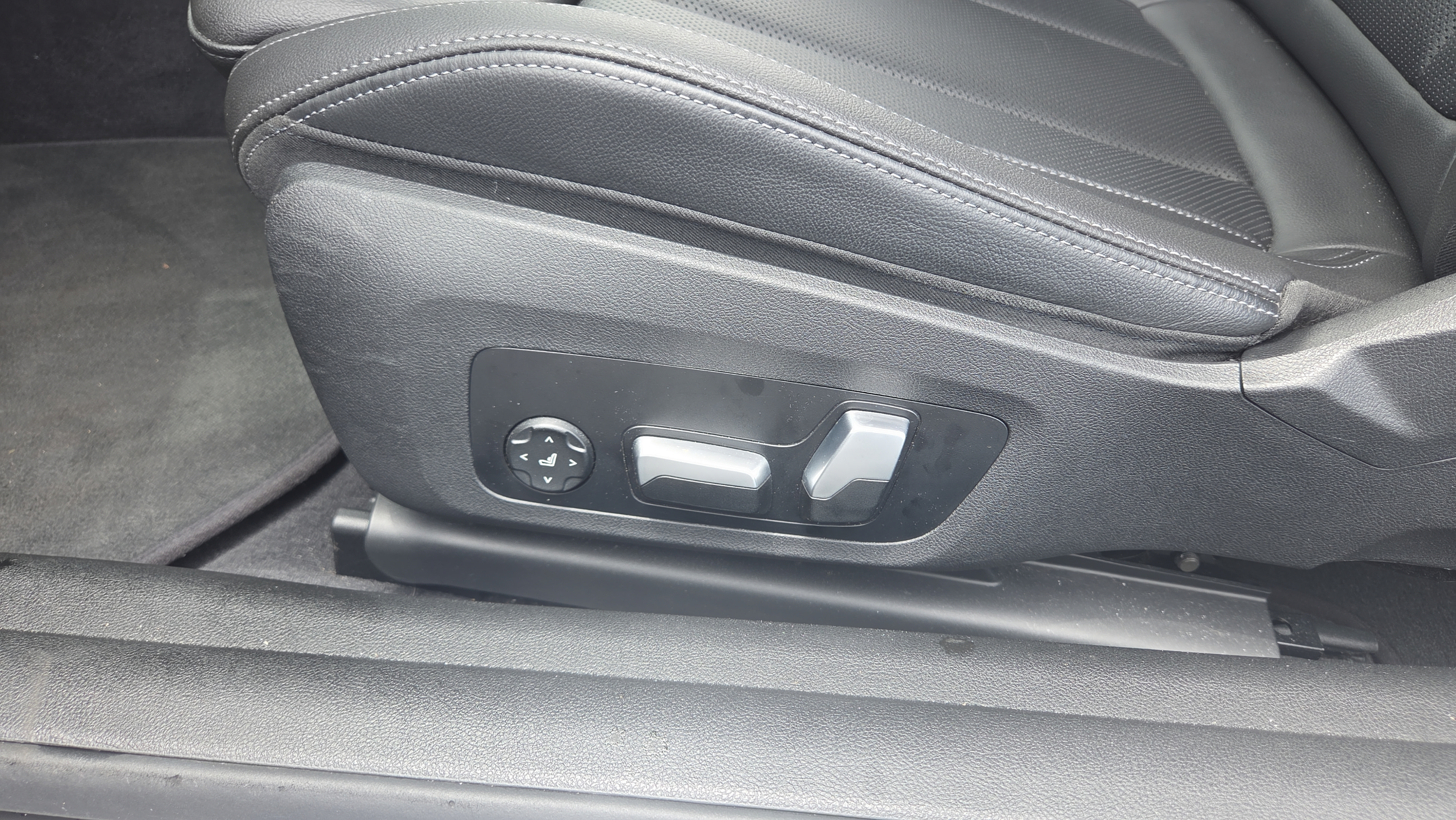Used 2024 BMW 430i Convertible w/ Premium Package RWD image 10