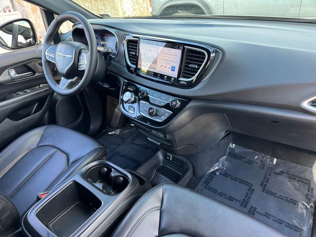 Used 2025 Chrysler Pacifica Select FWD image 21