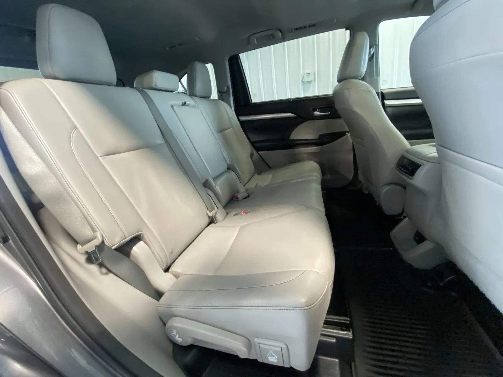 Used 2014 Toyota Highlander XLE AWD/4WD image 22