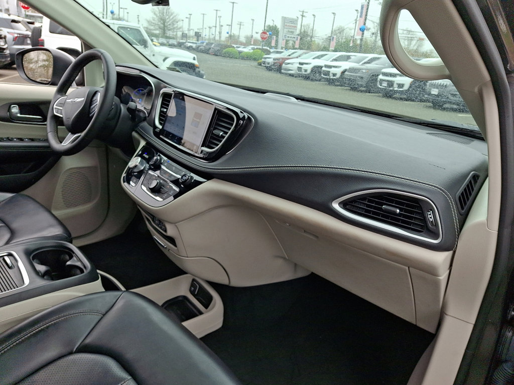 Used 2023 Chrysler Pacifica Touring-L image 11