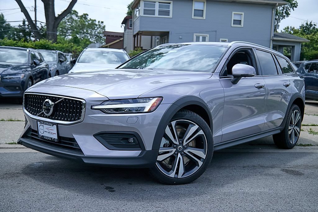 New 2026 Volvo V60 B5 Cross Country Plus w/ Climate Package AWD/4WD image 2