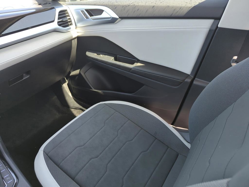 New 2026 Volkswagen Taos SE image 27