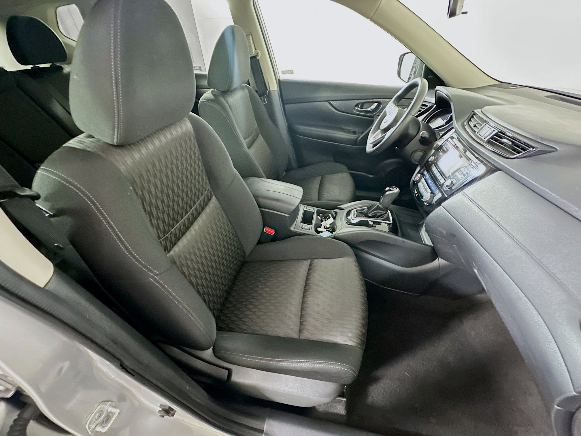 Used 2017 Nissan Rogue SV FWD image 28