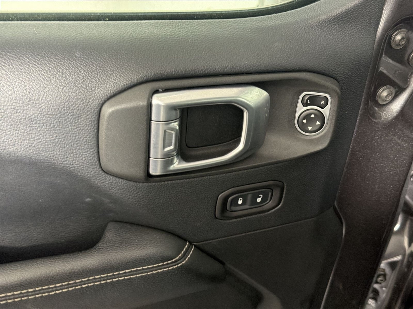 Used 2018 Jeep Wrangler Unlimited Sahara AWD/4WD image 15