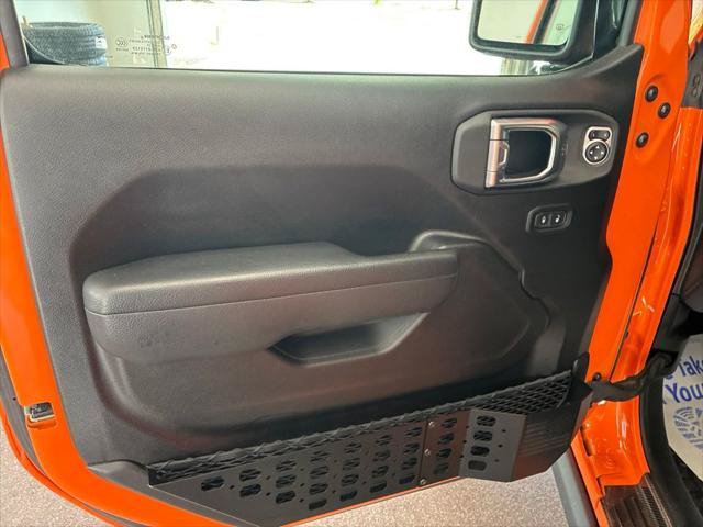 Certified 2025 Jeep Gladiator Mojave w/ Convenience Group AWD/4WD image 15