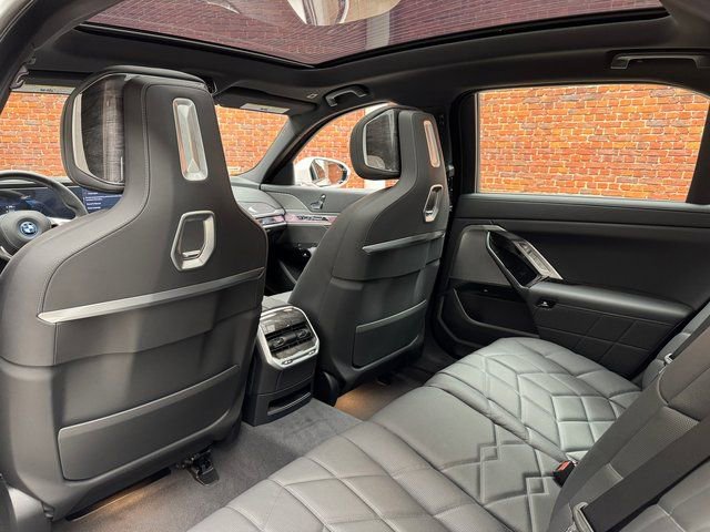 Used 2025 BMW i7 eDrive50 w/ Premium Package image 25