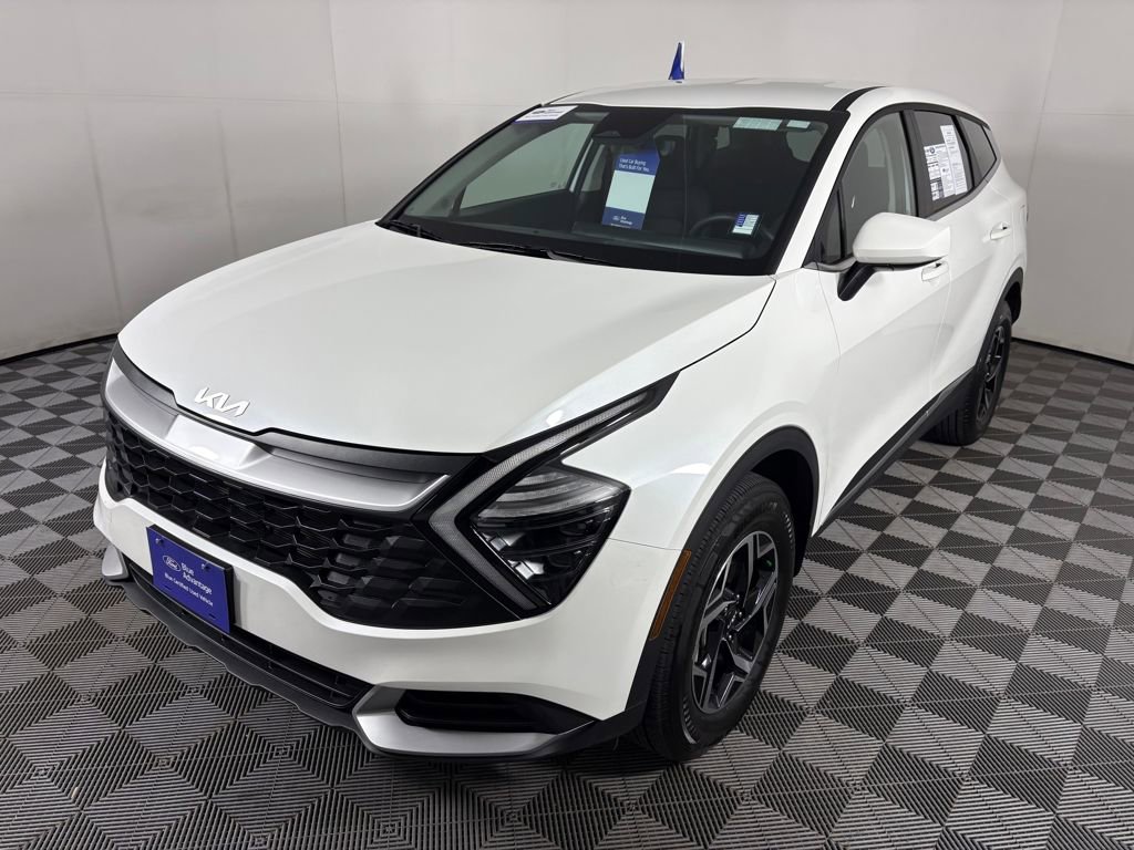 Used 2025 Kia Sportage LX image 3