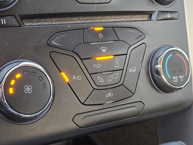 Used 2015 Ford Fusion SE image 16