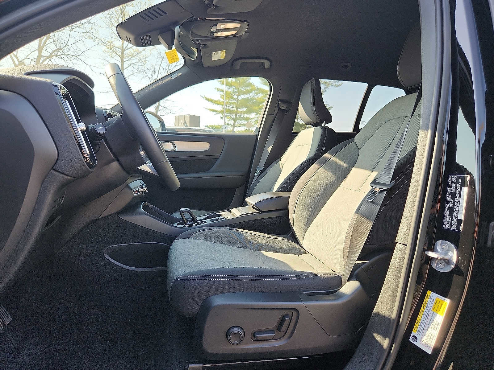 Used 2023 Volvo XC40 B4 Core FWD image 13