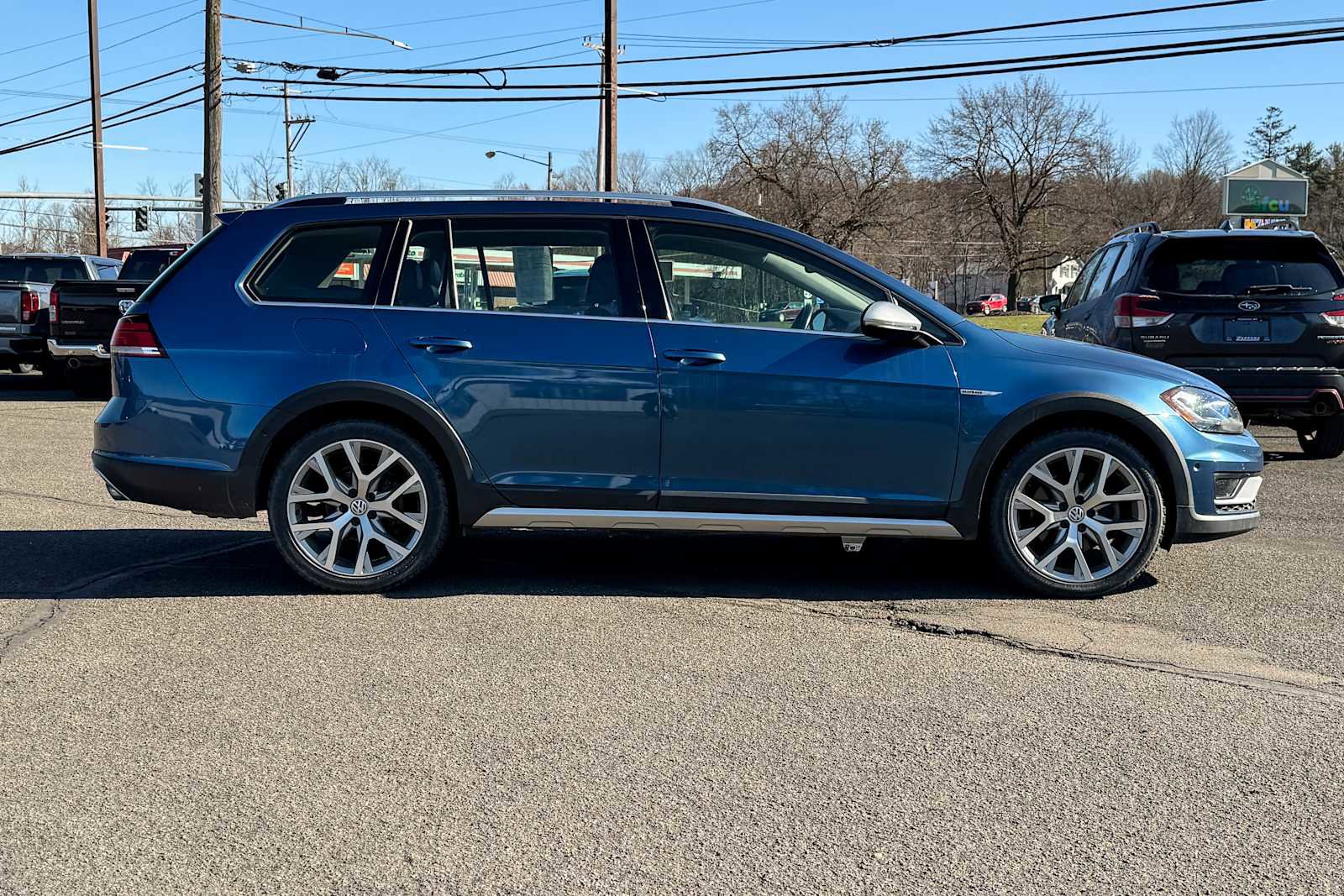 Used 2019 Volkswagen Golf Alltrack SE image 2