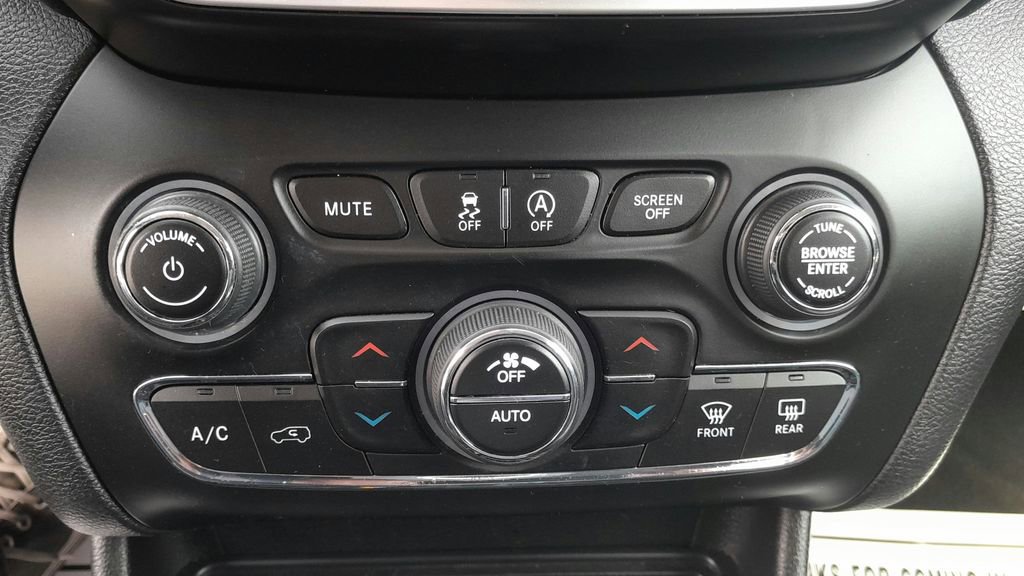 Used 2019 Jeep Cherokee Limited image 27