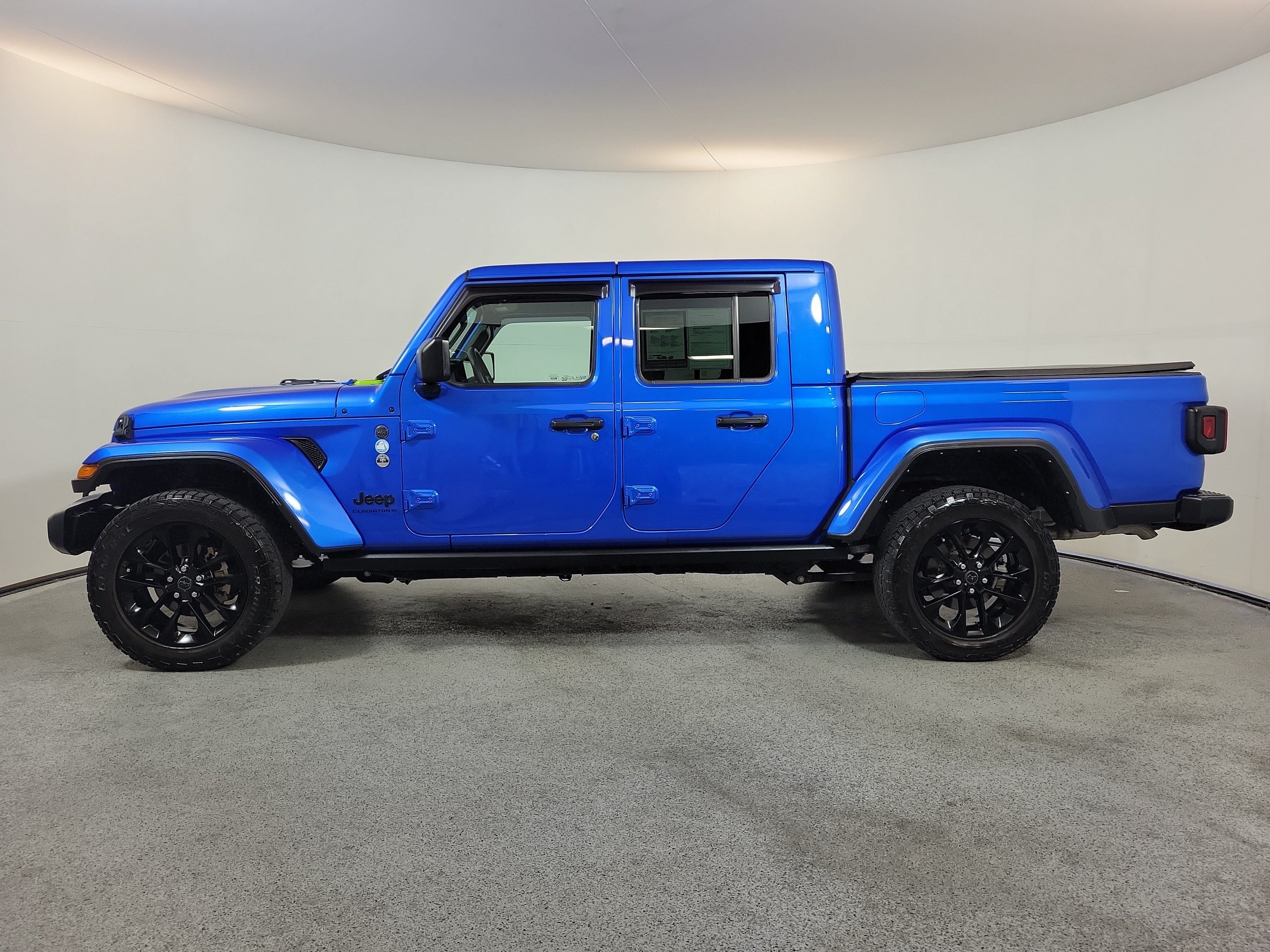 Used 2024 Jeep Gladiator Overland AWD/4WD image 4