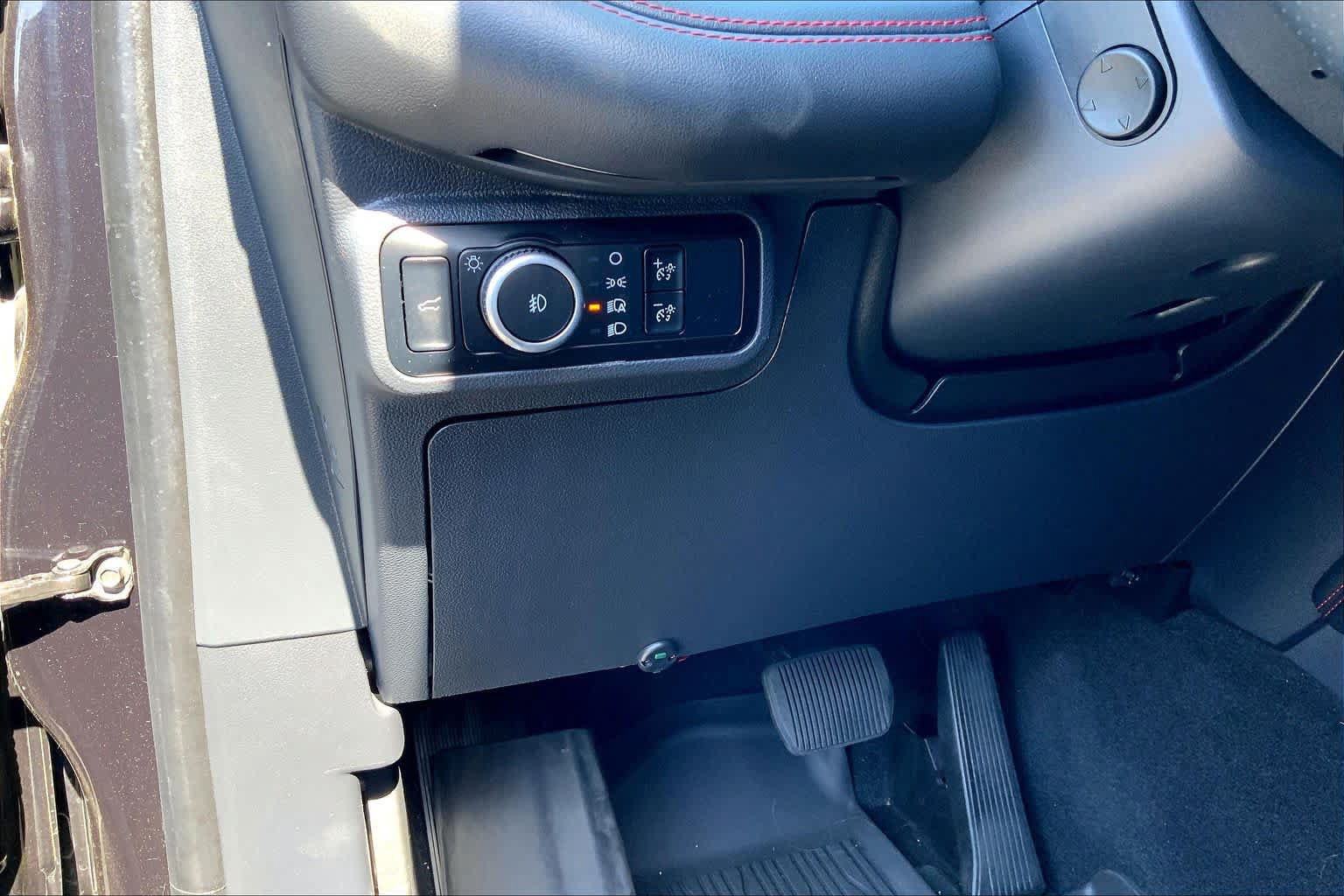 Used 2025 Ford Explorer ST-Line w/ Premium Package RWD image 32