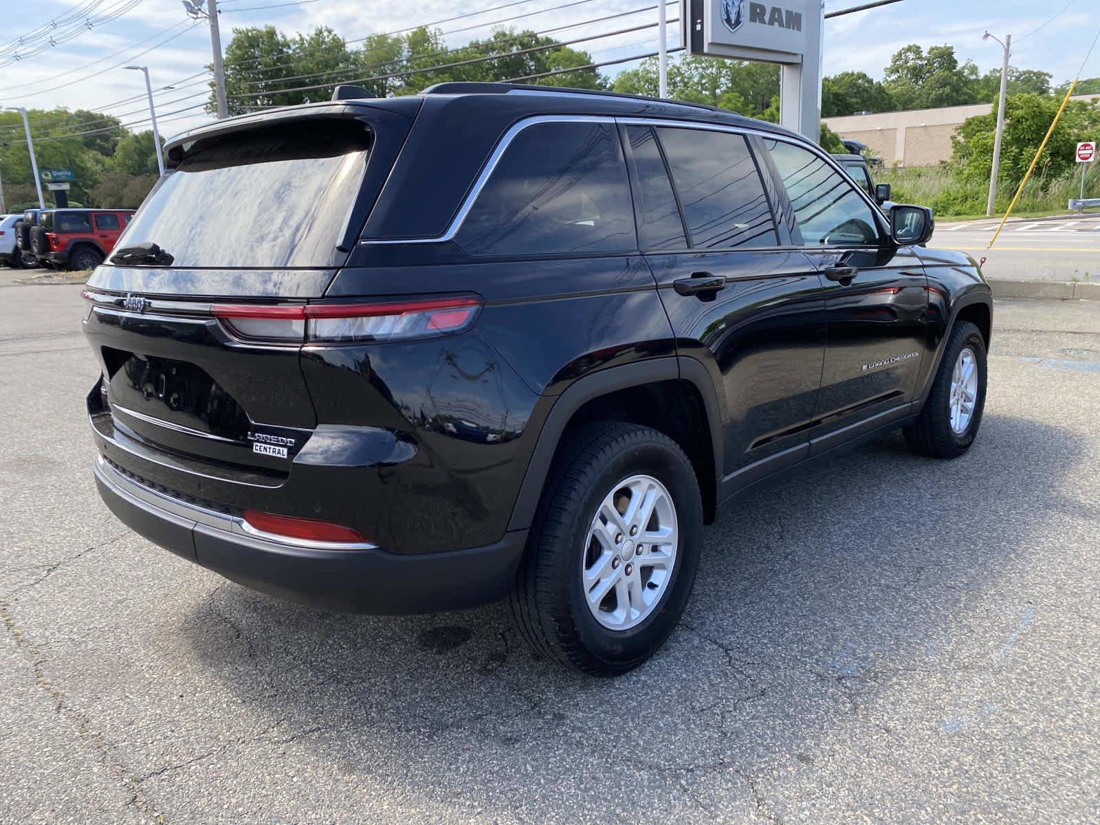 Certified 2023 Jeep Grand Cherokee Laredo w/ Luxury Tech Group I AWD/4WD image 3