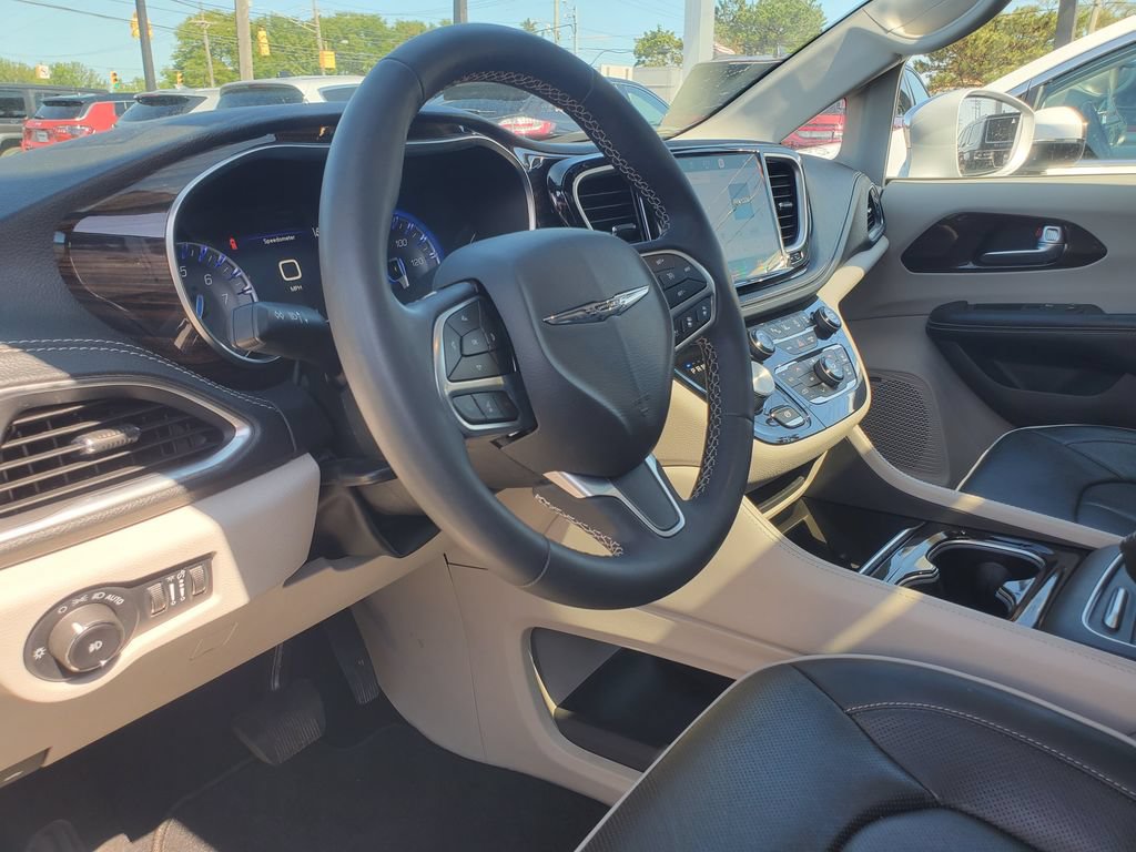 Used 2022 Chrysler Pacifica Limited AWD/4WD image 8