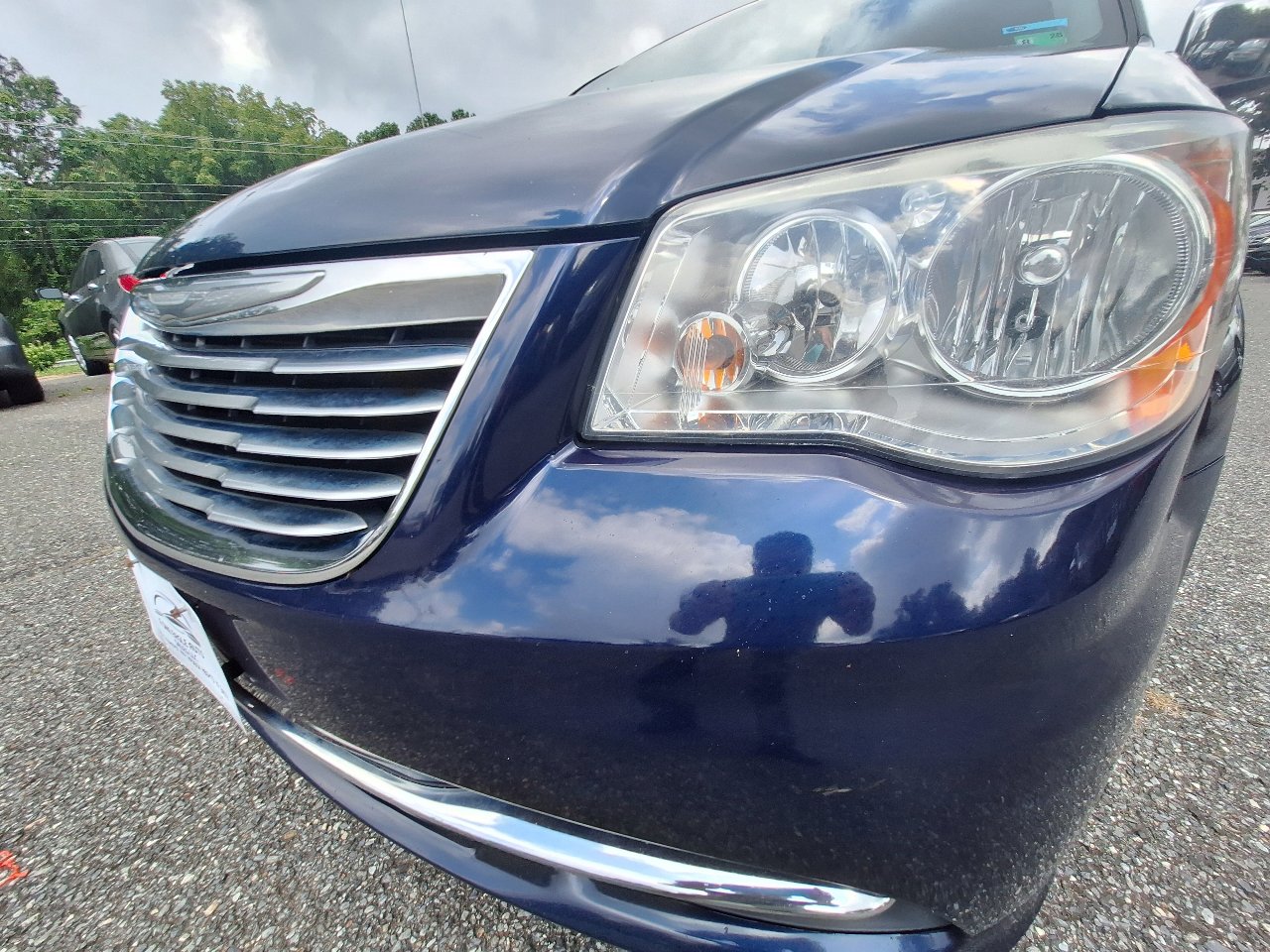 Used 2015 Chrysler Town & Country Touring-L w/ Driver Convenience Group image 13