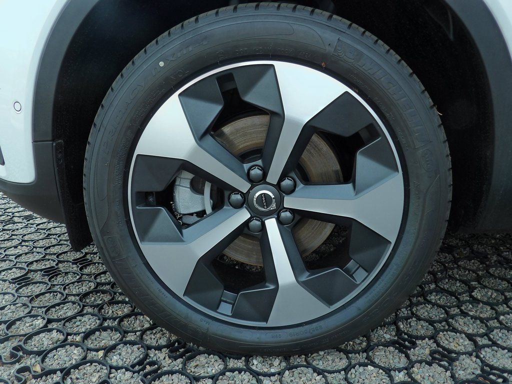 New 2025 Volvo XC40 B5 Plus w/ Climate Package image 27