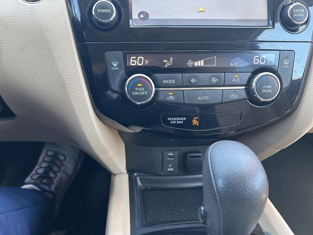 Used 2016 Nissan Rogue SV w/ SV Premium Package image 12