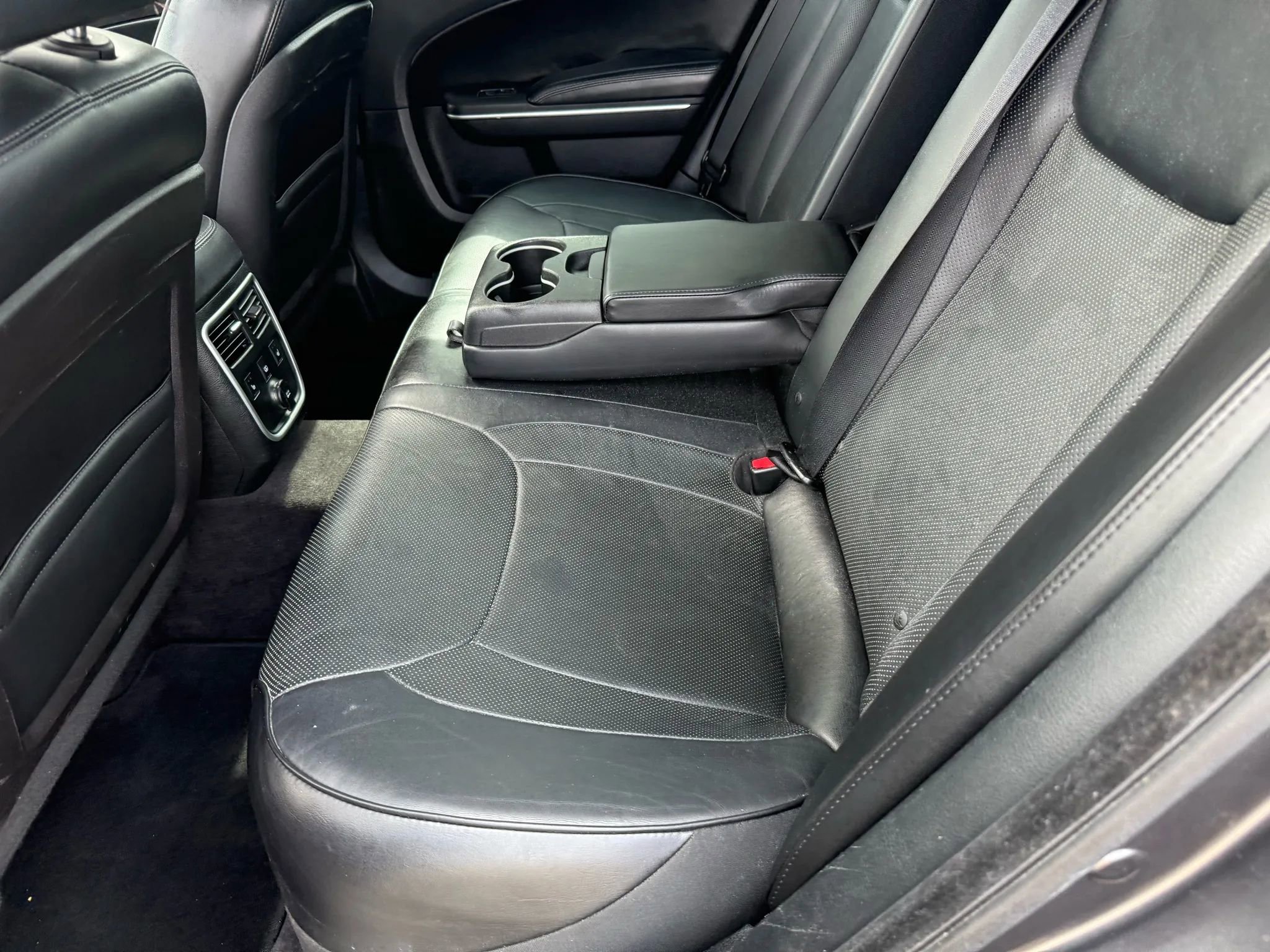 Used 2014 Chrysler 300 C image 30