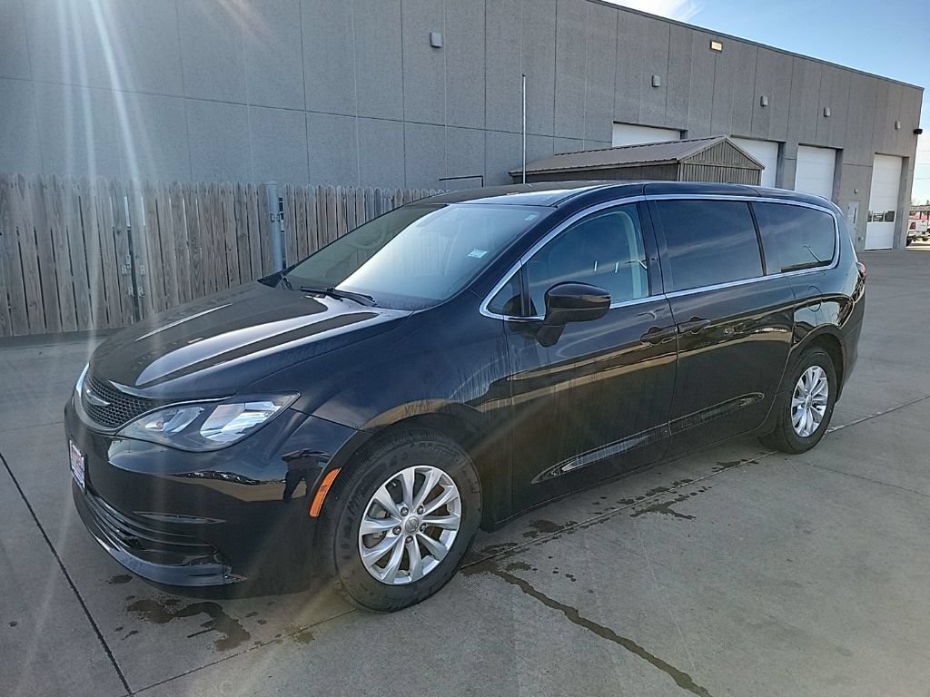Used 2017 Chrysler Pacifica Touring w/ Tire & Wheel Group FWD image 6