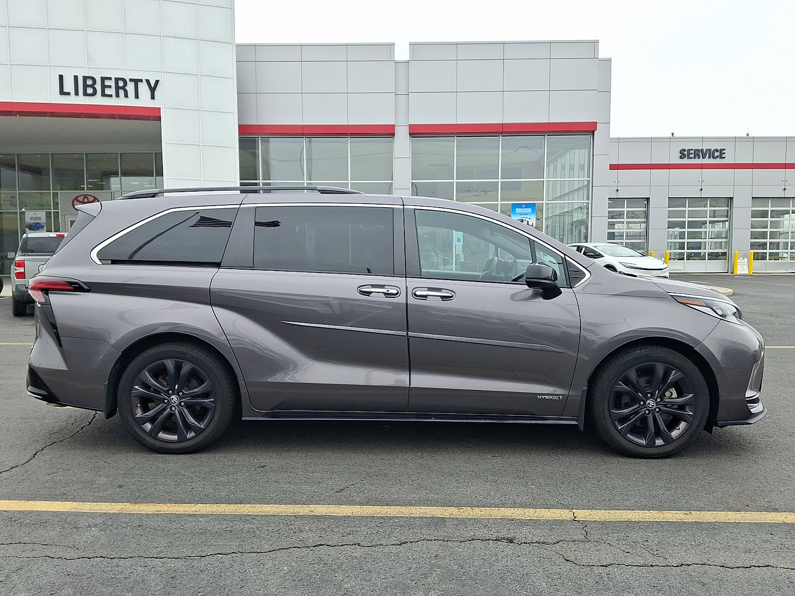 Used 2021 Toyota Sienna XSE w/ XSE Plus Package image 7