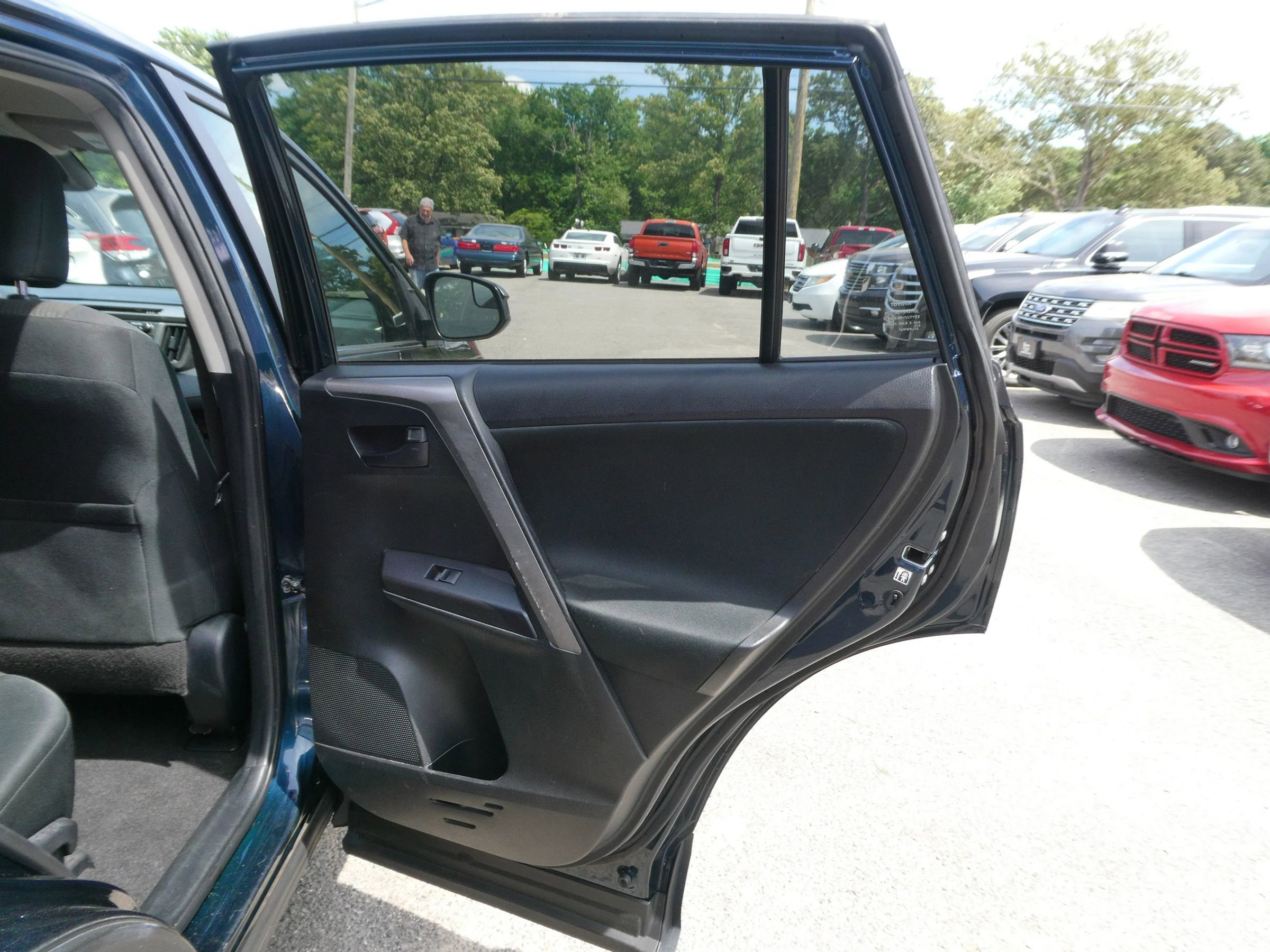 Used 2018 Toyota RAV4 LE AWD/4WD image 24