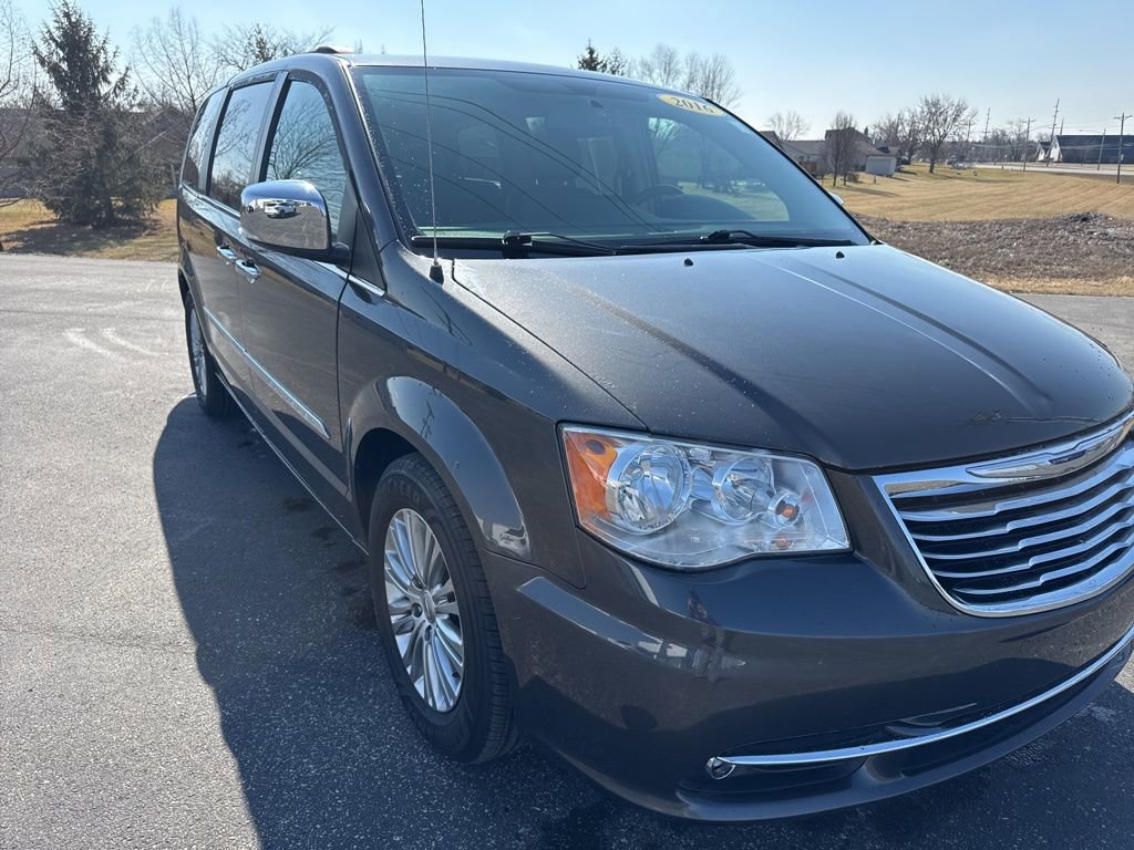 Used 2016 Chrysler Town & Country Touring-L w/ Driver Convenience Group image 9
