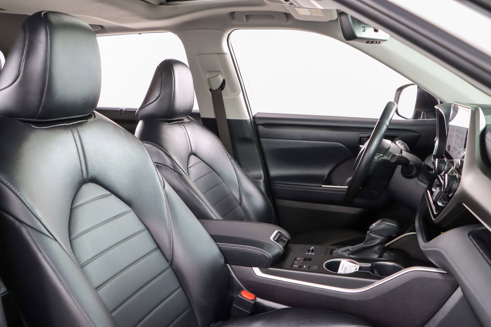 Used 2024 Toyota Highlander XLE FWD image 29