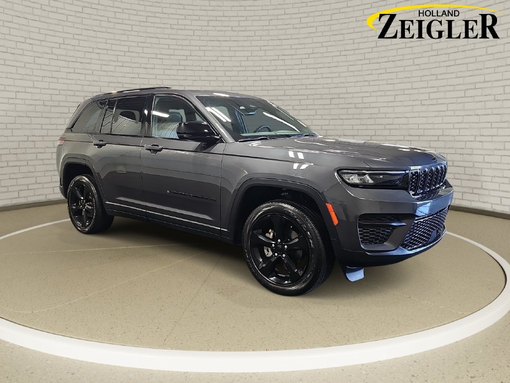 Used 2023 Jeep Grand Cherokee Altitude AWD/4WD image 3