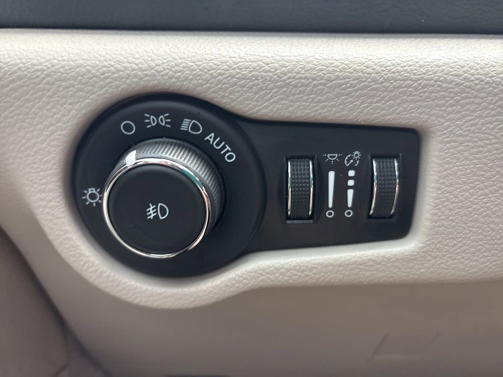 Used 2023 Chrysler Pacifica Limited image 19