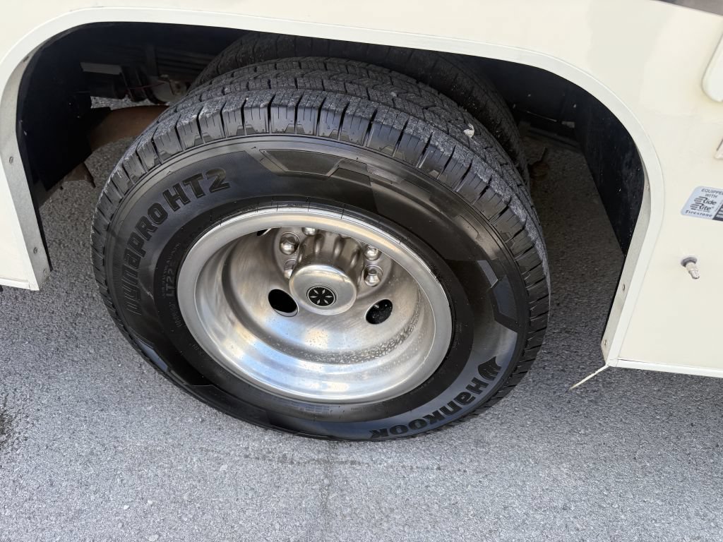 Used 2017 Ford E-450 and Econoline 450 Super Duty w/ Motorhome Prep Package RWD image 15